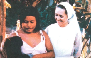 La hermana Inés Arango Velásquez con una nativa ecuatoriana. Crédito: Vicariato Apostólico de Aguarico.