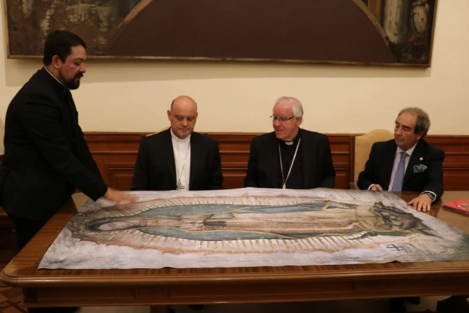 El Arzobispo de Sevilla, Mons. José Ángel Saiz Meneses, y el Obispo Auxiliar de México, Mons. Francisco Javier Acero.