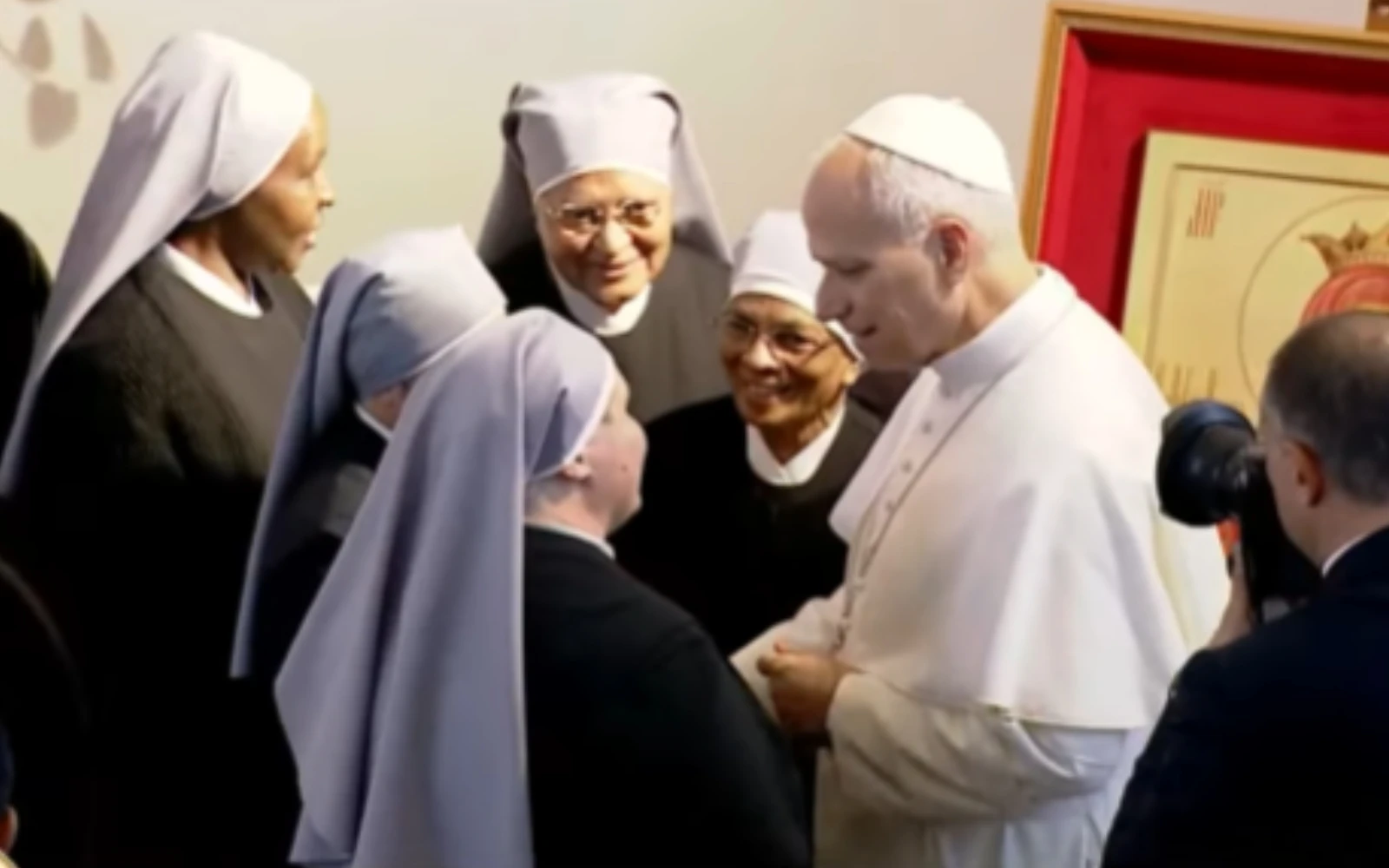 El Papa saluda a las Hermanitas de los Pobres en su visita a un centro de ancianos de Estambul.?w=200&h=150