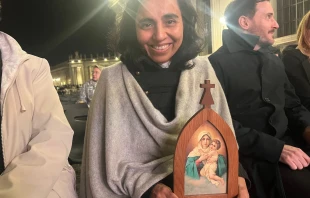 La Hermana Teresa Olivares, junto a la Virgen de Schoenstatt, espera a que empiece el Rosario por el Papa Crédito: Almudena Martínez-Bordiú/ ACI Prensa