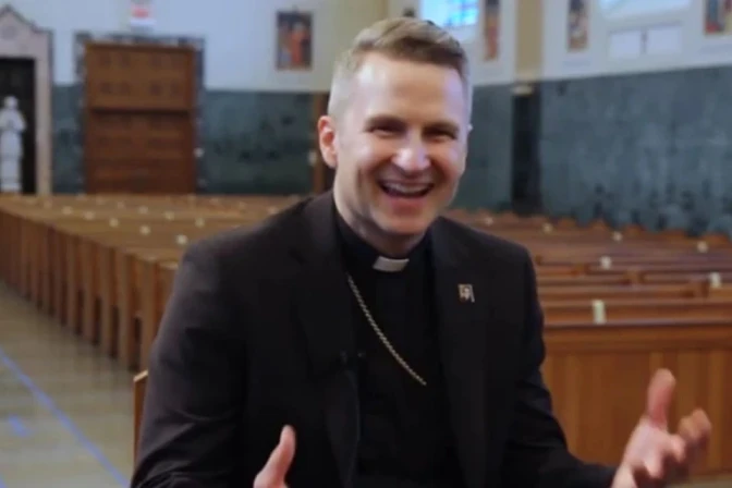 Mons. Ronald A. Hicks, Obispo de Joliet.