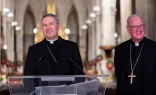 El Arzobispo electo de Nueva York, Mons. Ronald Hicks, y el Cardenal Timothy Dolan ofrecen una conferencia de prensa en la Catedral de San Patricio el 18 de diciembre de 2025, en la ciudad de Nueva York.