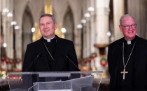 El Arzobispo electo de Nueva York, Mons. Ronald Hicks, y el Cardenal Timothy Dolan ofrecen una conferencia de prensa en la Catedral de San Patricio el 18 de diciembre de 2025, en la ciudad de Nueva York.