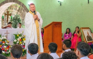 En su visita a México en 2025, Mons. Hicks celebró una Misa de graduación escolar de niños en Miacatlán, Morelos Crédito: Nuestros Pequeños Hermanos México