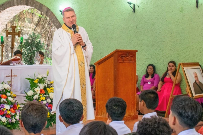 La relación de Mons. Ronald A. Hicks con Latinoamérica