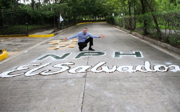 Visita de Mons. Hicks a El Salvador luego de haber sido ordenado Obispo Auxiliar de la Arquidiócesis de Chicago en 2018. Crédito: Nuestros Pequeños Hermanos El Salvador