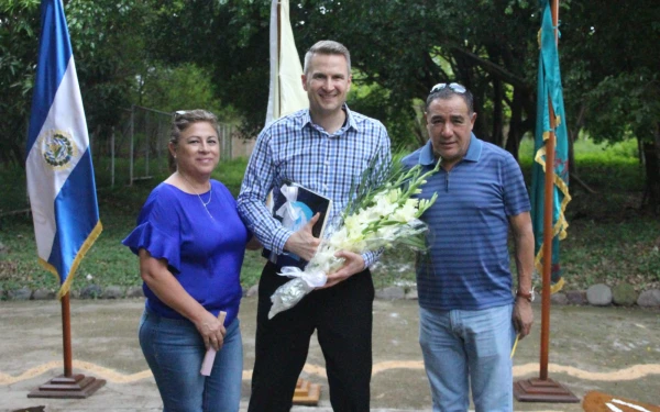 Al centro se encuentra Mons. Hicks y a la derecha Olegario Campos. Crédito: Nuestros Pequeños Hermanos El Salvador