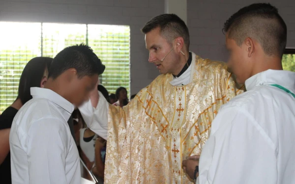 Como sacerdote celebró diferentes Sacramentos. Crédito: Nuestros Pequeños Hermanos El Salvador