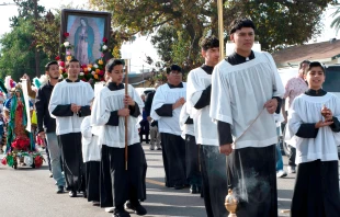 Procesión por la fiesta de la Virgen de Guadalupe en Hawaiian Gardens, en el estado de California, el 8 de diciembre de 2024. Crédito: ProtagonistPhoto / Shutterstock.