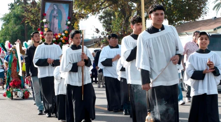 Procesión por la fiesta de la Virgen de Guadalupe.