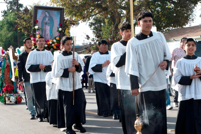 Procesión por la fiesta de la Virgen de Guadalupe.