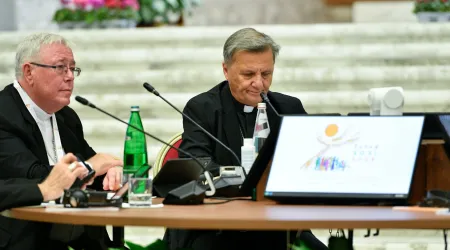 El Cardenal Hollerich y el Cardenal Mario Grech durante la apertura de la cuarta congregación general