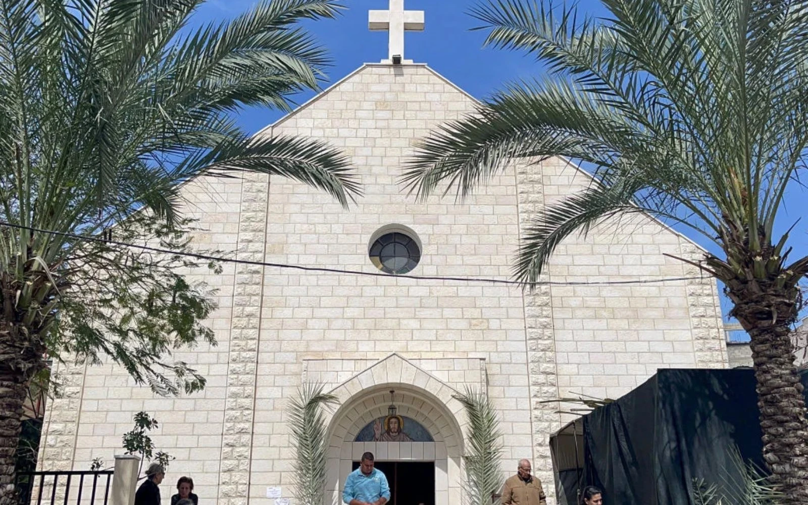 Personas se reúnen en la iglesia católica de la Sagrada Familia el Domingo de Ramos en el barrio de al-Zaitoun, de la ciudad de Gaza, el 24 de marzo de 2024, en medio del conflicto en curso entre Israel y el movimiento palestino Hamás.?w=200&h=150