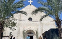 Personas se reúnen en la iglesia católica de la Sagrada Familia el Domingo de Ramos en el barrio de al-Zaitoun, de la ciudad de Gaza, el 24 de marzo de 2024, en medio del conflicto en curso entre Israel y el movimiento palestino Hamás.