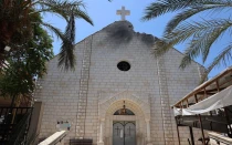 Una imagen muestra la fachada dañada de la Iglesia de la Sagrada Familia el 18 de julio de 2025, un día después de que fuera alcanzada en un ataque israelí en la ciudad de Gaza el 17 de julio.