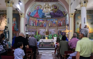 Feligreses asisten a una Misa dominical presidida por el Cardenal Pierbattista Pizzaballa, Patriarca Latino de Jerusalén, en la iglesia católica de la Sagrada Familia en la Ciudad de Gaza el 20 de julio de 2025. Crédito: OMAR AL-QATTAA/AFP vía Getty Images.