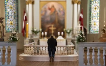 Hombre orando en el Altar de la Iglesia durante la Pascua.