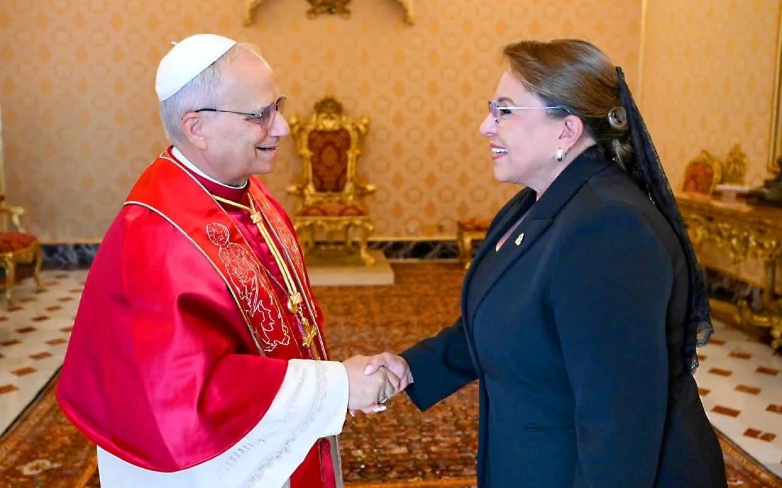 La presidenta de Honduras saluda al Papa León XIV en Roma.?w=200&h=150