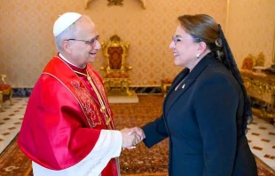 La presidenta de Honduras saluda al Papa León XIV en Roma. Crédito: Vatican Media.