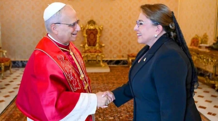 La presidenta de Honduras saluda al Papa León XIV en Roma.