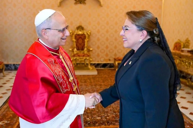 La presidenta de Honduras saluda al Papa León XIV en Roma.