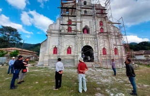 Iglesia en renovación. Momento de la visita de ACN a la Diócesis hondureña de Gracias. Crédito: ACN.