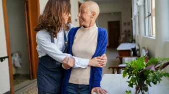 Voluntaria con una huésped del Hospice