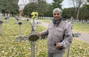 Patrick Norton cerca de la tumba de la hermana Annella Zervas, octubre de 2022. Crédito: Patti Armstrong