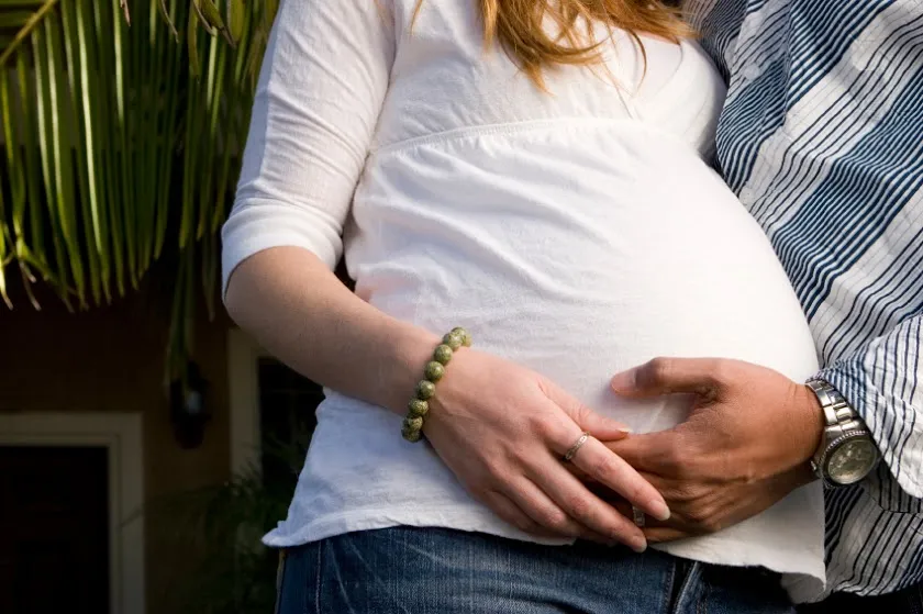 Обнимает беременную. Муж обнимает беременную жену. Мужские руки на беременном животе. Беременный живот пары.