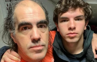 David Negrón, junto a su hijo Iago, al volver a casa tras tres días desaparecido. Crédito: Familia Negrón González.