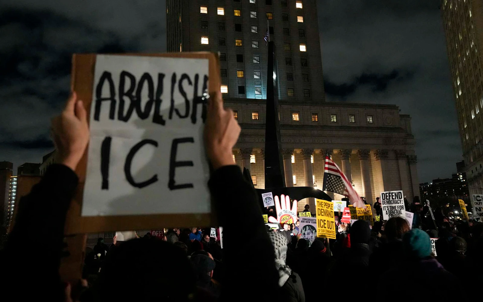 Un grupo de personas protestan contra la sede del ICE en Nueva York el 7 de enero, luego del incidente que ocurrió en Minneapolis.?w=200&h=150
