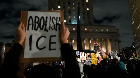 Un grupo de personas protestan contra la sede del ICE en Nueva York