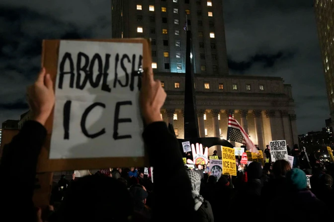 Un grupo de personas protestan contra la sede del ICE en Nueva York