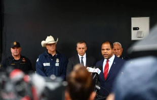 El alcalde de Dallas, Eric Johnson (derecha), habla durante una conferencia de prensa tras un tiroteo en un centro de detención del Servicio de Inmigración y Control de Aduanas de Estados Unidos (ICE) en Dallas, el 24 de septiembre de 2025. Un detenido murió y otros dos resultaron heridos en un ataque de francotirador el miércoles en una instalación de ICE en Dallas, según informaron las autoridades. Crédito: ARIC BECKER/AFP vía Getty Images.
