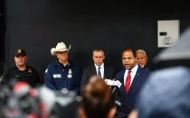 El alcalde de Dallas, Eric Johnson (derecha), habla durante una conferencia de prensa tras un tiroteo en un centro de detención del Servicio de Inmigración y Control de Aduanas de Estados Unidos (ICE) en Dallas, el 24 de septiembre de 2025. Un detenido murió y otros dos resultaron heridos en un ataque de francotirador el miércoles en una instalación de ICE en Dallas, según informaron las autoridades.