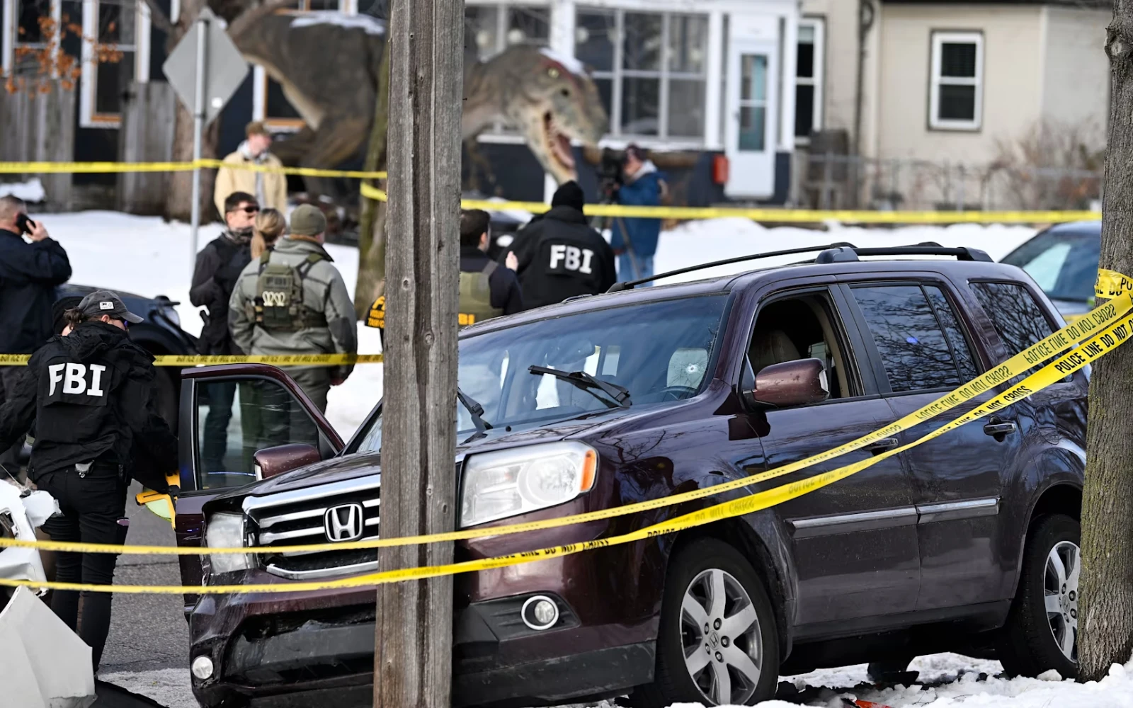 Miembros de las fuerzas del orden trabajan en la escena tras un presunto tiroteo por parte de un agente de ICE durante operaciones federales el 7 de enero de 2026 en Minneapolis, Minnesota.?w=200&h=150