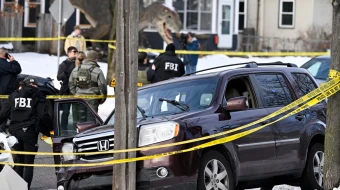 Miembros de las fuerzas del orden trabajan en la escena tras un presunto tiroteo por parte de un agente de ICE durante operaciones federales el 7 de enero de 2026 en Minneapolis, Minnesota.