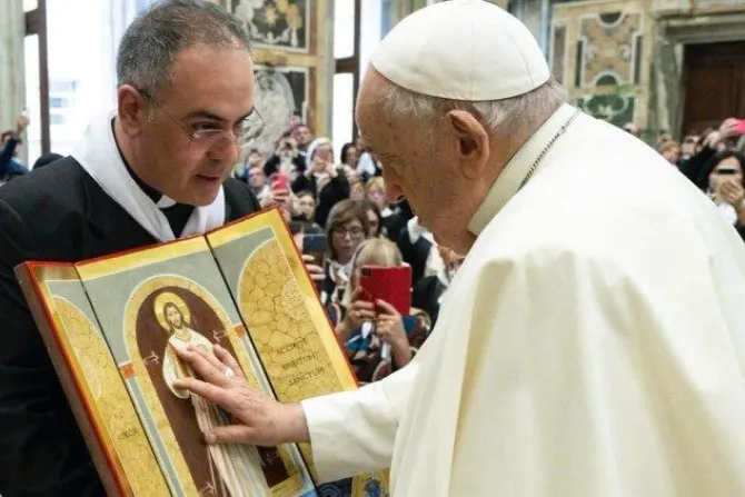 Padre Pasqualino di Dio y el Papa Francisco.