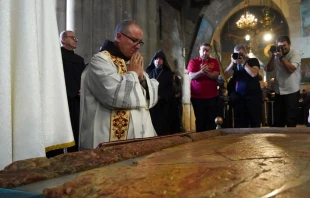 Fray Francesco Ielpo, nuevo Custodio de Tierra Santa, rezando frente a la Piedra de la Unción en la Basílica del Santo Sepulcro. Crédito: Patriarcado Latino de Jerusalén.