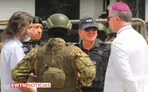 Mons. Antonio Crameri , Obispo del Vicariato Apostólico de Esmeraldas coordinando con los agentes del orden