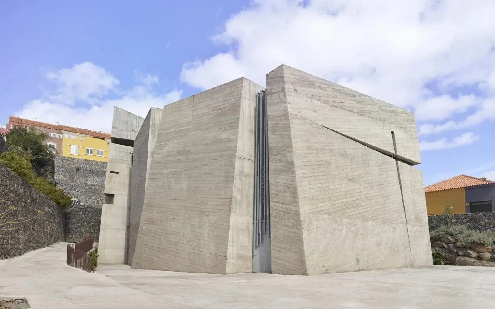 Exterior de la iglesia del Santísimo Redentor (Santa Cruz de Tenerife, España). Crédito: Estudio Fernando Menis.