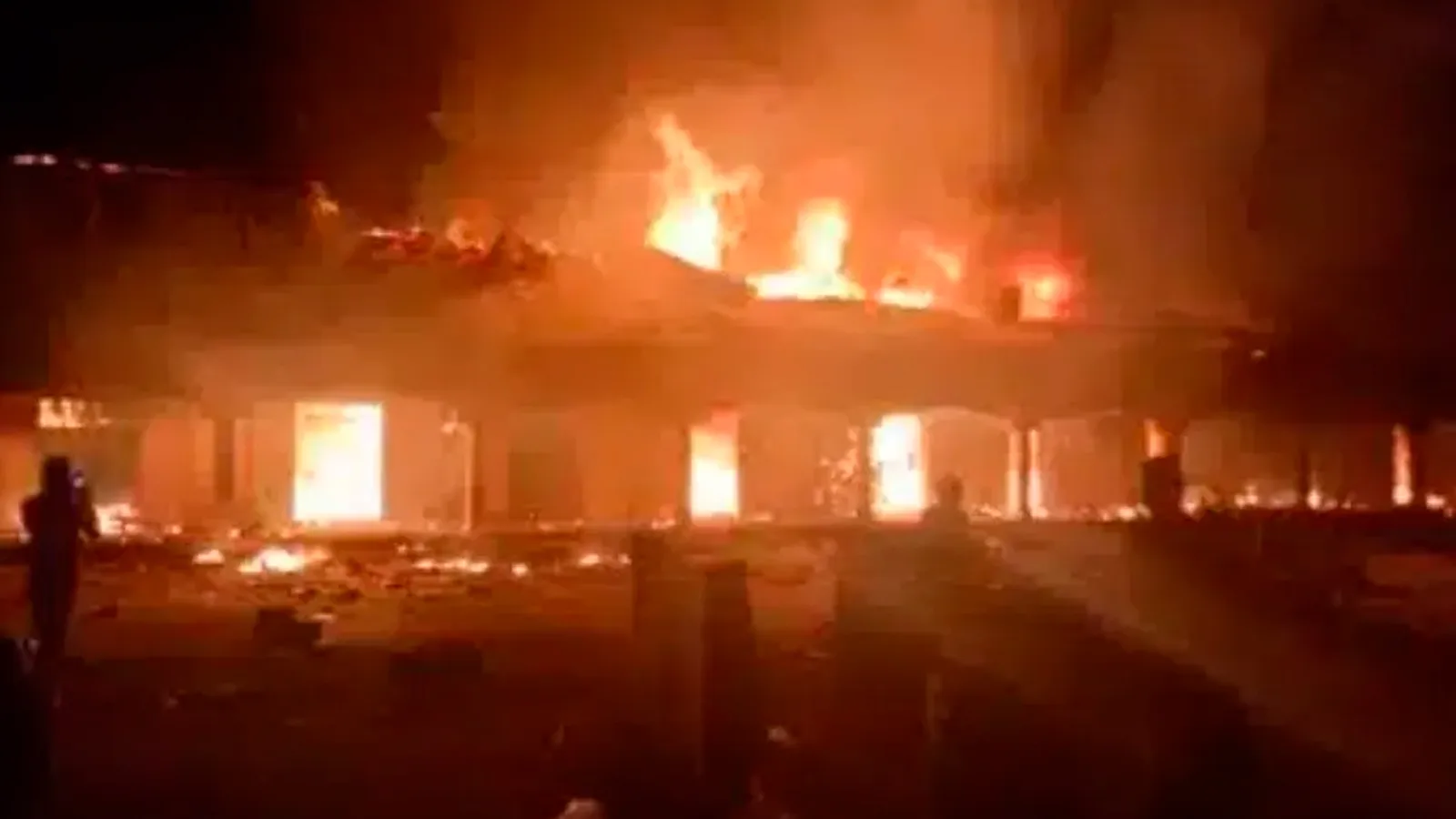 Una captura de pantalla del video compartido con ACI África que muestra el incendio en la iglesia de San Rafael Fadan Kamantan en la Diócesis de Kafanchan?w=200&h=150