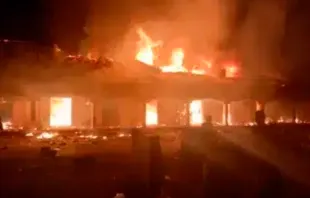 Una captura de pantalla del video compartido con ACI África que muestra el incendio en la iglesia de San Rafael Fadan Kamantan en la Diócesis de Kafanchan null