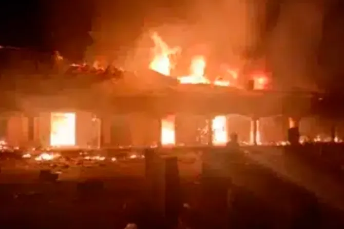 Una captura de pantalla del video compartido con ACI África que muestra el incendio en la iglesia de San Rafael Fadan Kamantan en la Diócesis de Kafanchan