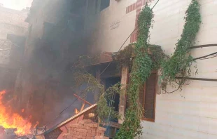 Una iglesia y enseres de cristianos en llamas durante los ataques en Jaranwala. Crédito: ACN