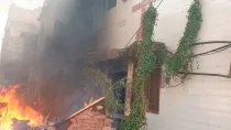 Una iglesia y enseres de cristianos en llamas durante los ataques en Jaranwala.