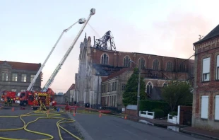 Los bomberos trabajan para apagar el fuego en la iglesia de la Inmaculada Concepción en Saint Omer. Crédito: Prefectura de Pas-de-Calais.