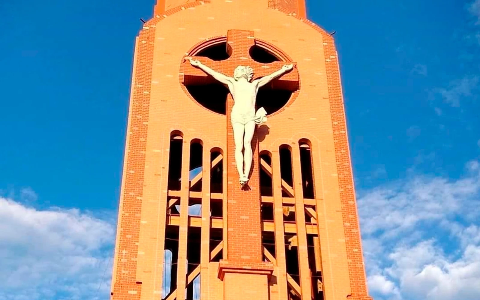 Torre de la iglesia Jesús, María y José con el Cristo de la Esperanza.?w=200&h=150