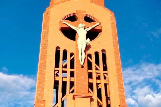 Torre de la iglesia Jesús, María y José con el Cristo de la Esperanza.
