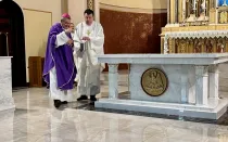 Obispo Robert Brennan en el acto de reparación de la Iglesia de la Anunciación de la Santísima Virgen y acompañado por Mons. Joseph Grimaldi, vicario general de la Diócesis de Brooklyn.